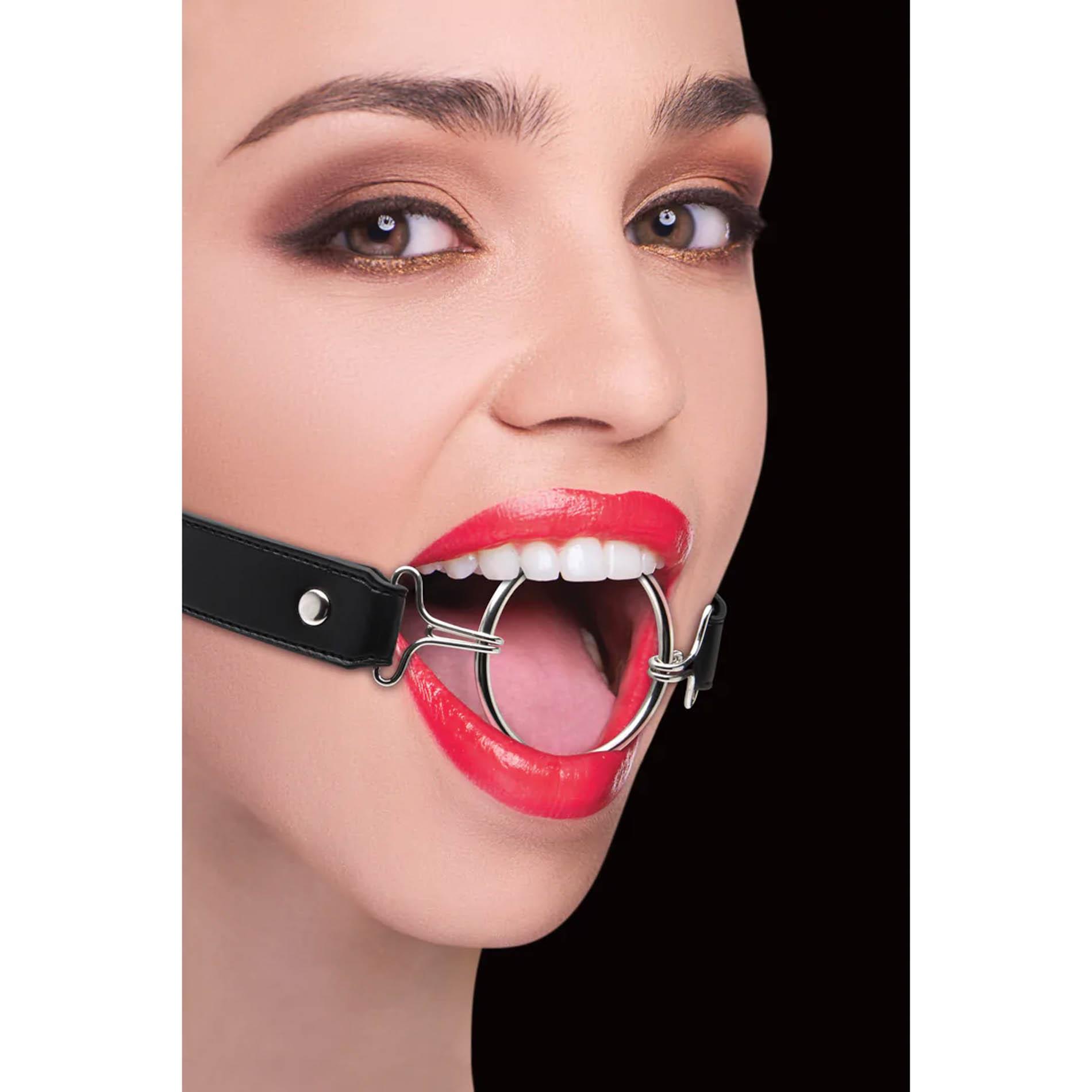 Knebel ring gag XL – skórzane paski, regulowany — zdjęcie 3