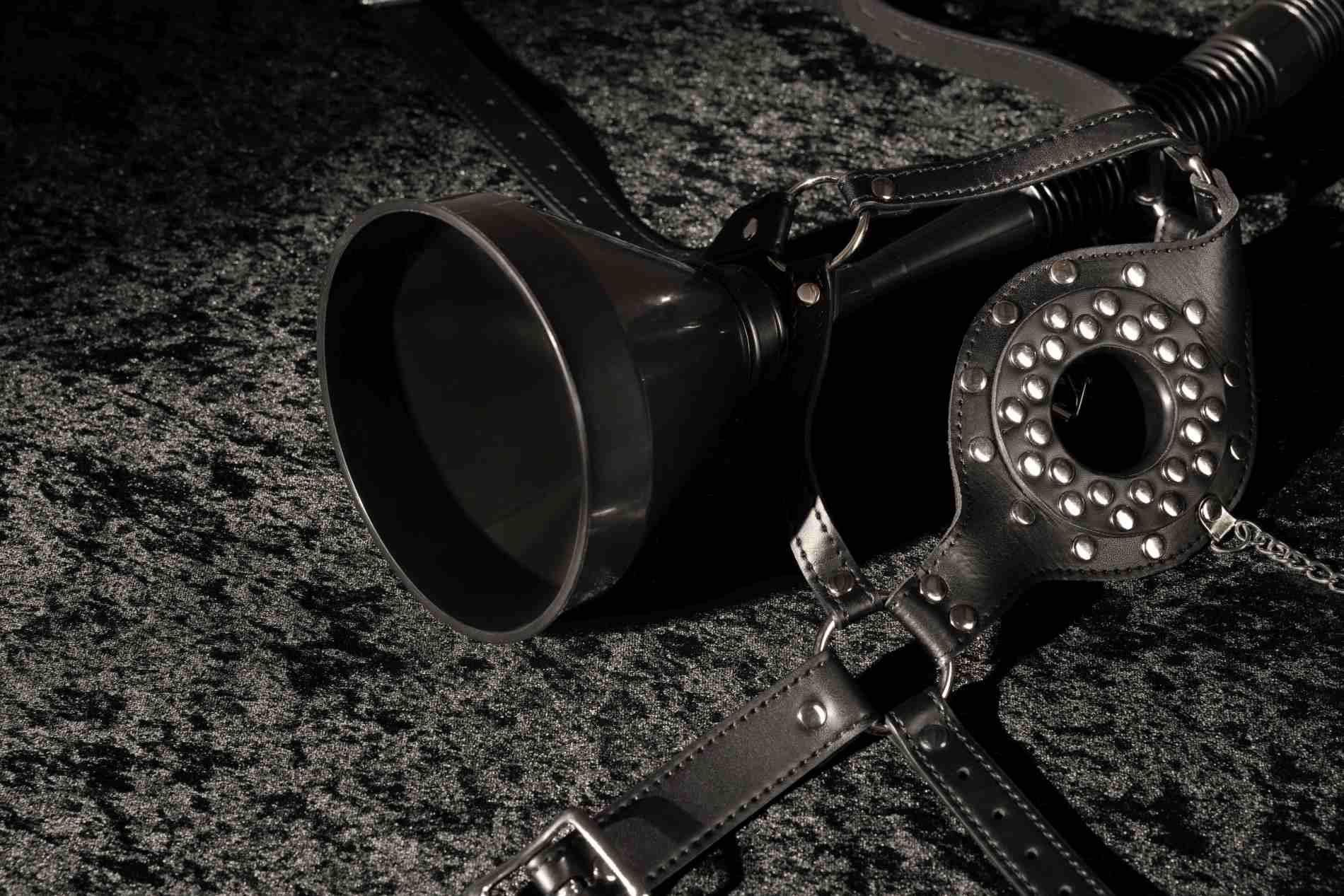 Knebel z uprzężą na głowę z lejkiem – czarny — zdjęcie 12