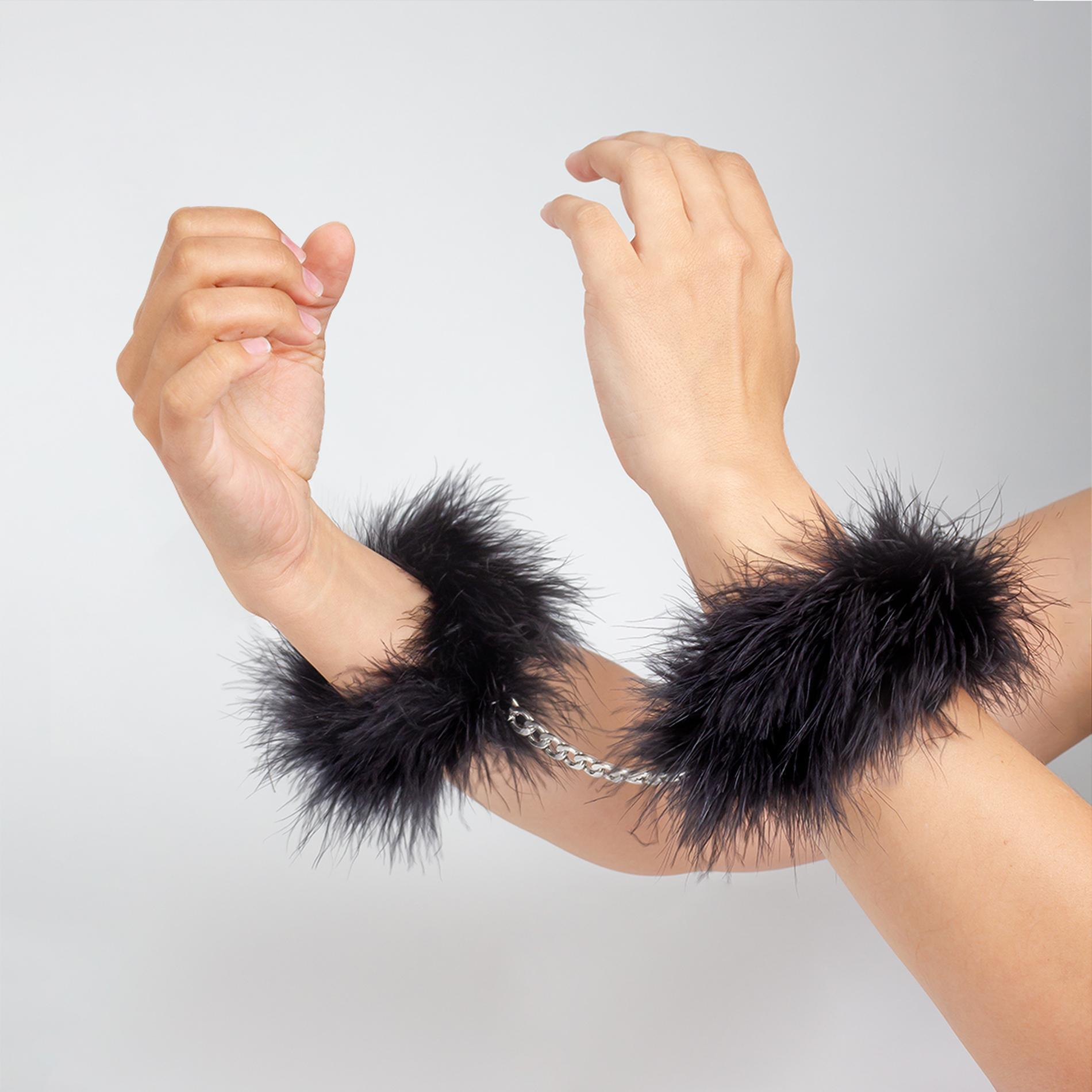 Kajdanki Marabou – czarne, pióra, łańcuszek stalowy — zdjęcie 2