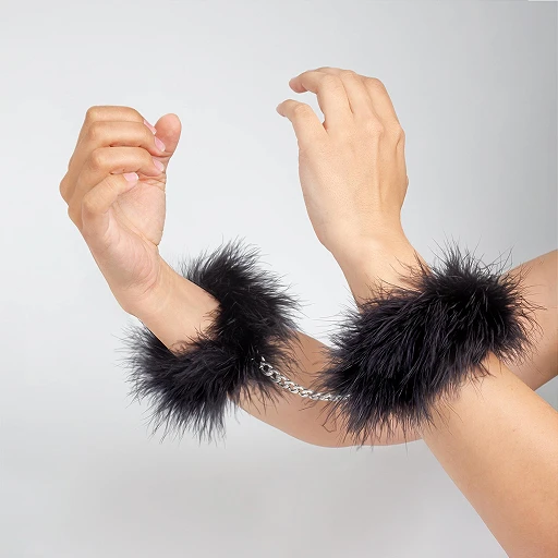 Kajdanki Marabou – czarne, pióra, łańcuszek stalowy — zdjęcie 2