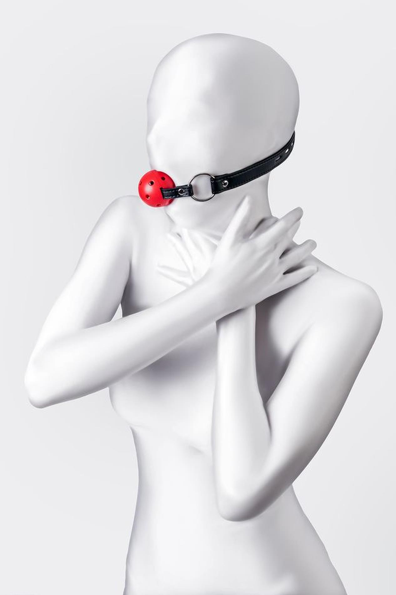 Knebel kulkowy Anonymo – czerwono‑czarny, otwory, 64 cm — zdjęcie 3