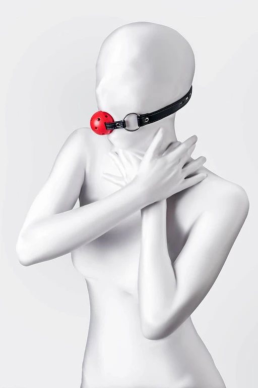 Knebel kulkowy Anonymo – czerwono‑czarny, otwory, 64 cm — zdjęcie 3